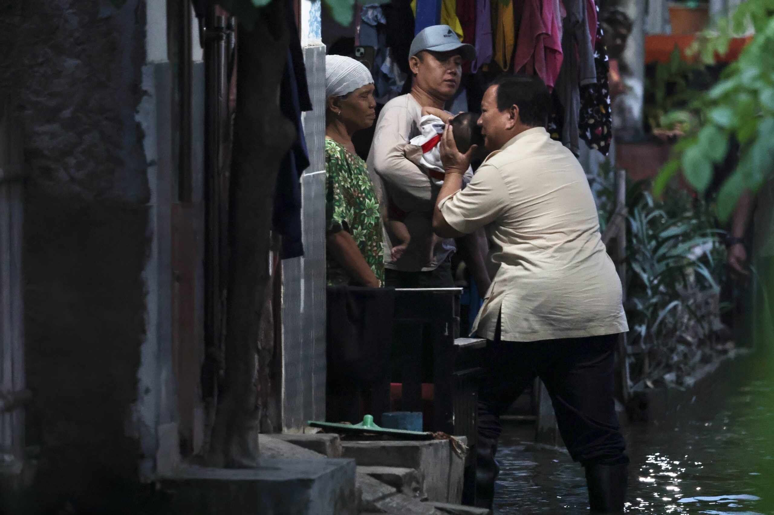 Presiden RI Prabowo Subianto mengunjungi masyarakat yang terdampak bencana banjir di Kampung Tambun Inpres, Desa Buni Bakti, Kecamatan Babelan, Kabupaten Bekasi, Sabtu (8/3)-Istimewa-