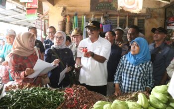 DITINJAU : Bupati Sukabumi, Asep Japar saat monitoring harga Bapokting di Pasar Cisaat pada Selasa (11/03).(FOTO : UNTUK RADAR SUKABUMI)