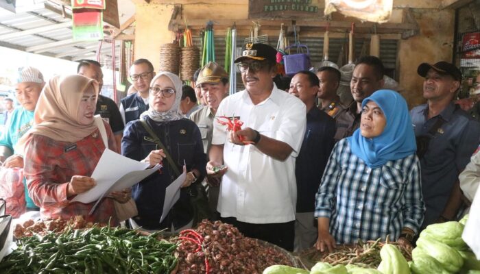 Penampakan Bupati Sukabumi Monitoring Harga Bapokting di Pasar Cisaat, Klaim Harga Stabil