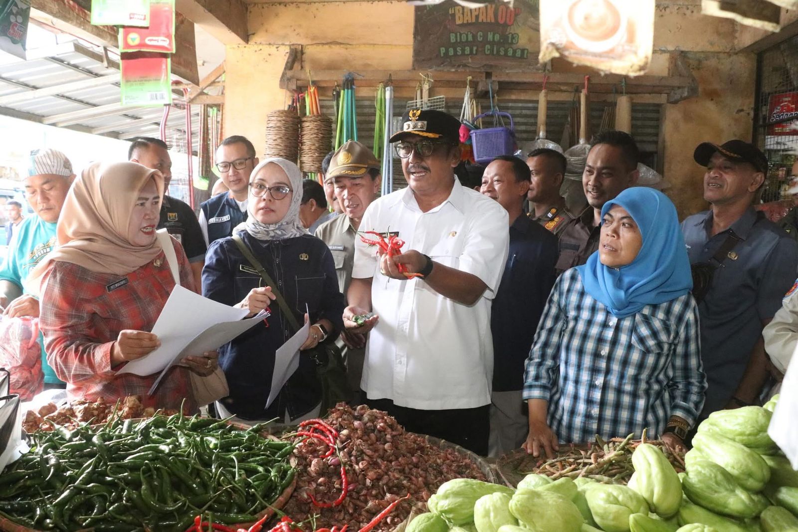 DITINJAU : Bupati Sukabumi, Asep Japar saat monitoring harga Bapokting di Pasar Cisaat pada Selasa (11/03).(FOTO : UNTUK RADAR SUKABUMI)