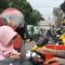 PEMBAGIAN TAKJIL: Kapolres Sukabumi Kota AKBP Rita Suwadi didampingi sejumlah pejabat utama dan personel membagikan ratusan bungkus takjil di depan Mapolres Sukabumi Kota, Selasa (4/3).