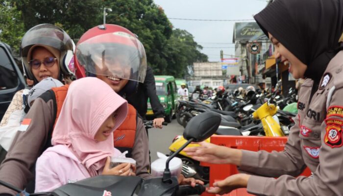 Polresta Sukabumi Bagikan Ratusan Takjil