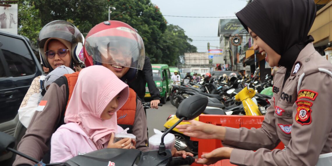 PEMBAGIAN TAKJIL: Kapolres Sukabumi Kota AKBP Rita Suwadi didampingi sejumlah pejabat utama dan personel membagikan ratusan bungkus takjil di depan Mapolres Sukabumi Kota, Selasa (4/3).