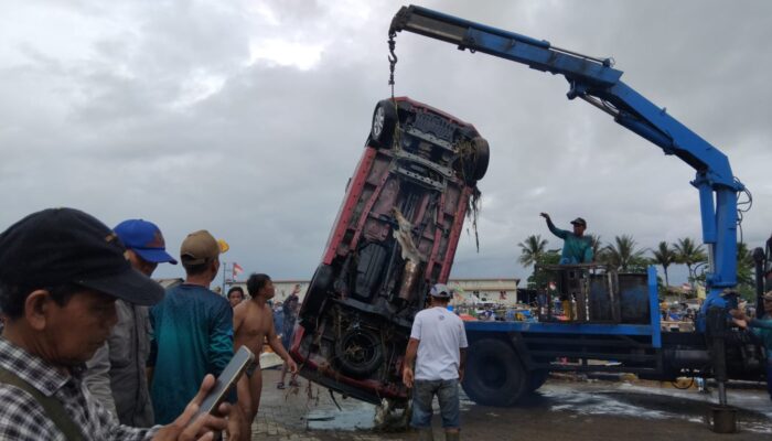 Potret Mobil di Palabuhanratu Terbawa Banjir Ke Dermaga Palabuhanratu Hingga Hancur