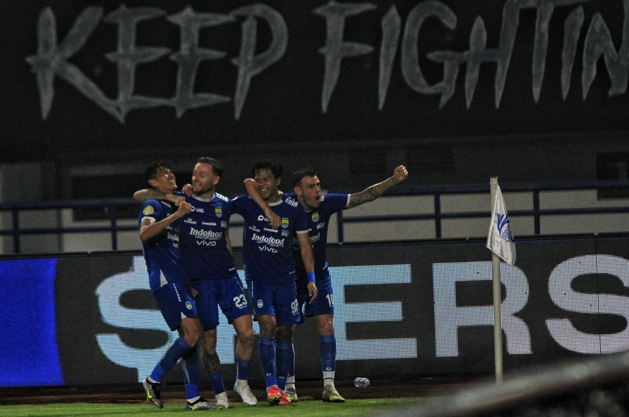 Penyerang Persib Bandung Ryan Kurnia melakukan Selebrasi Gol usai mencetak Gol ke gawang Persik Kediri di Stadion Gelora Bandung Lautan Api, Kota Bandung, Rabu (5/3).