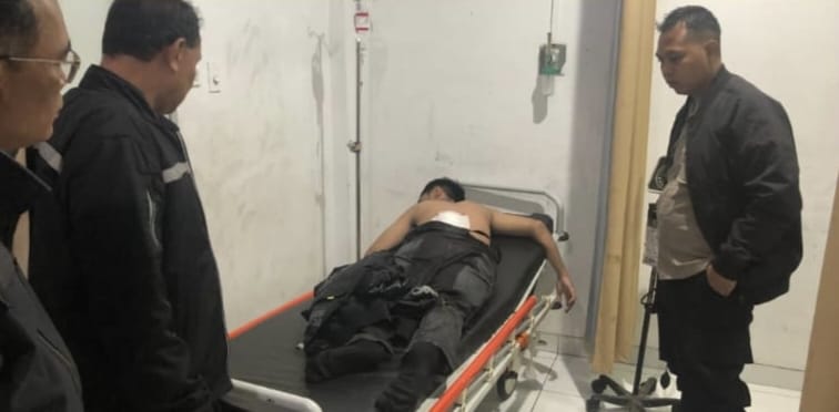 TERKAPAR: Salah seorang pria berinisial FP (17) korban perang sarung di Kampung Cilitung, Kelurahan Selabatu, Kecamatan Cikole, saat mendapatkan perawatan medis, Senin (3/3).