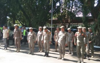 Personel satpol Pp tengah melaksanakan apel pagi