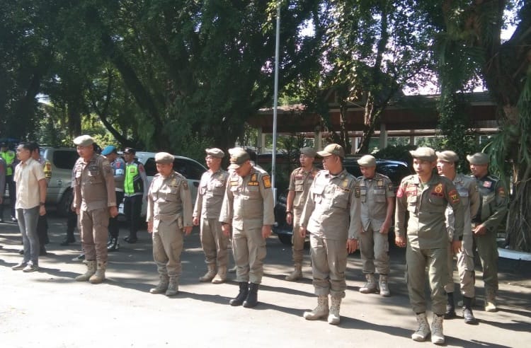 Personel satpol Pp tengah melaksanakan apel pagi