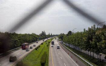 Ilustrasi kondisi lalu lintas di Jalan Tol Cipali Cirebon, Jawa Barat.