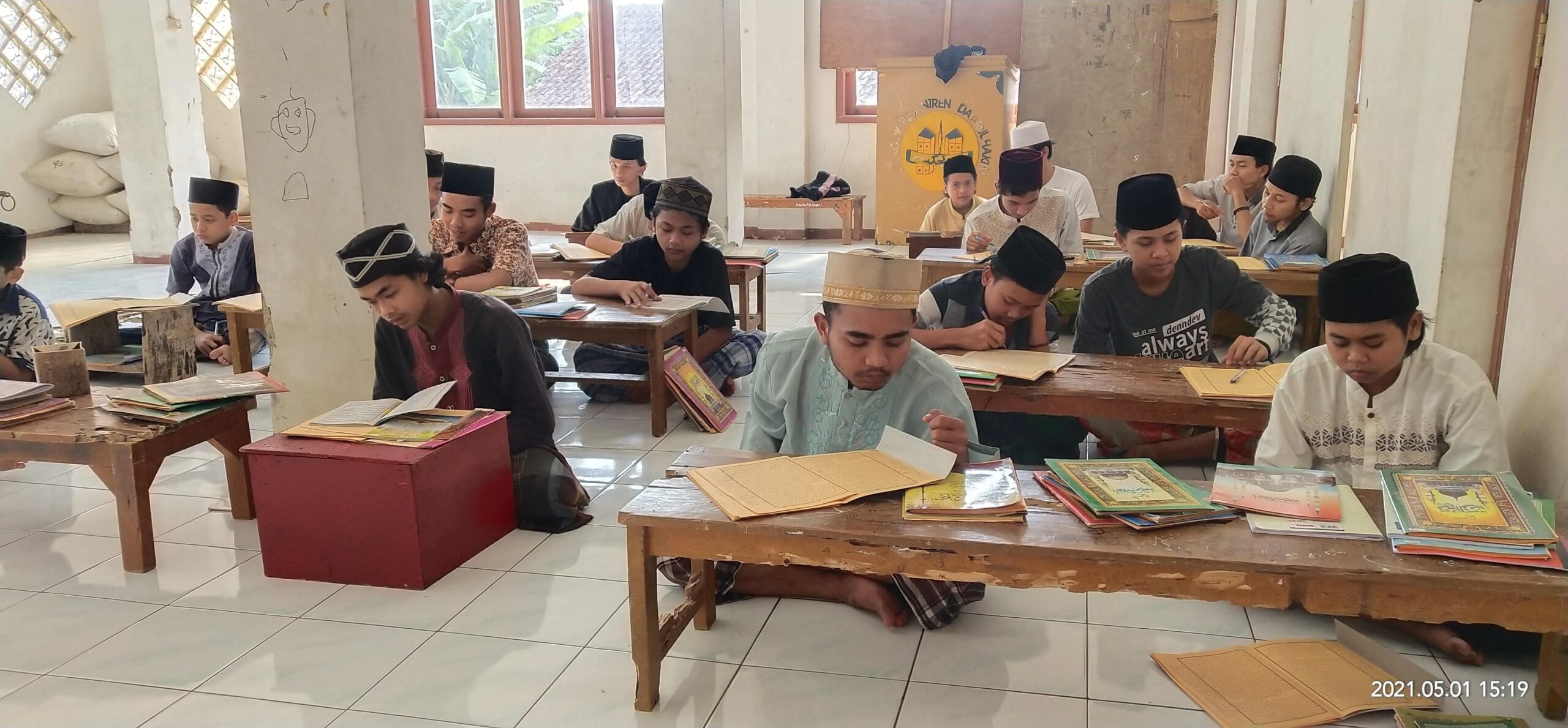 MENDALAMI : Santri Pondok Pesantren Daarul Hakim di Jalan Raya Pangleseran-Cibatu, Kilometer 04, tepatnya di Kampung Coblong, RT 01/RW 01, Desa Cibatu Kecamatan Cikembar, saat belajar pengajian pasaran di bulan suci Ramadhan 1446 H.