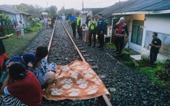 TERTEMPER : Sejumlah warga saat melihat korban tertabrak KA Pangrango relasi Sukabumi-Bogor di dekat perlintasan Jalan Sanin, Kelurahan Benteng, Kecamatan Warudoyong, Senin (3/2).