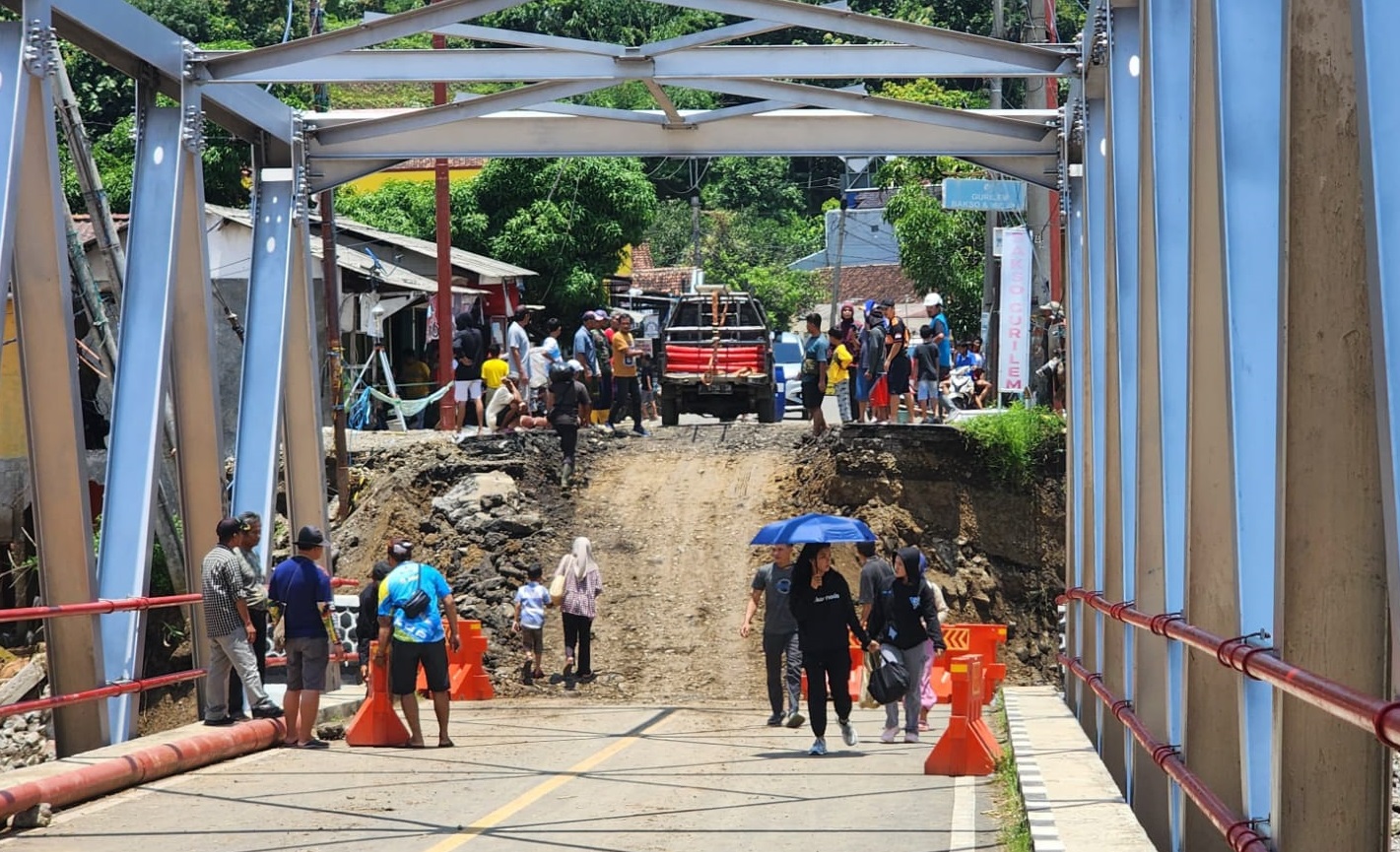 jembatan Bojong Kopo, Desa Cidadap, Kecamatan Simpenan yang amblas terdampak bencana banjir bandang pada Kamis malam 6 Maret 2025 lalu.