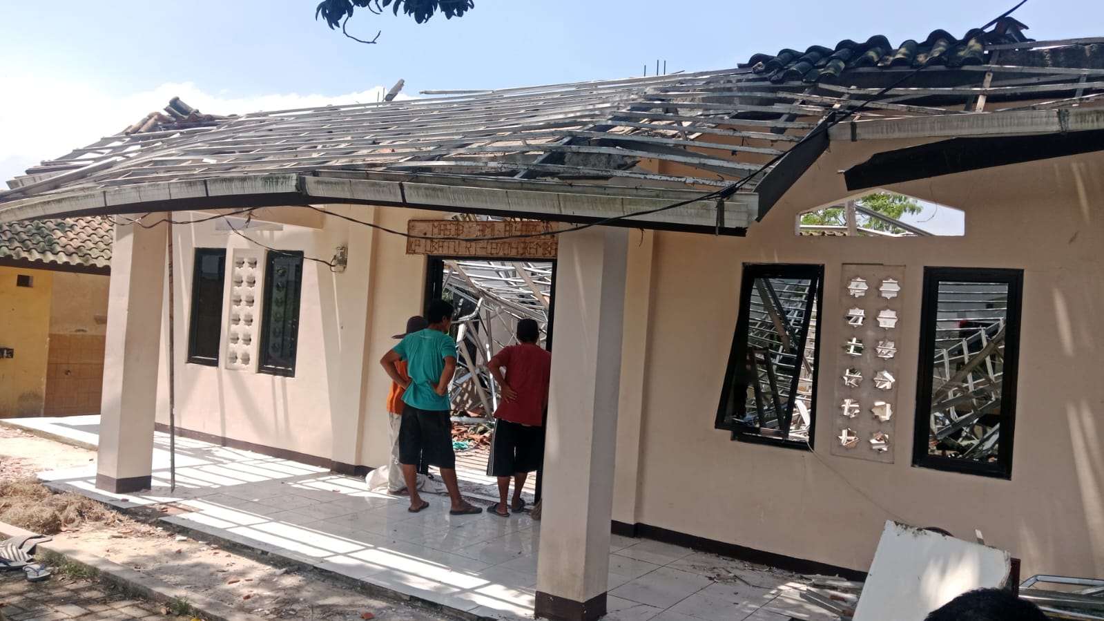 AMBRUK : Kondisi atap bangunan Masjid Jamie Al-Arsy di Kampung Cibatu, RT 003/RW 001, Desa Cibatu, Kecamatan Cikembar, Kabupaten Sukabumi, ambruk pada Rabu (05/03).(FOTO : UNTUK RADAR SUKABUMI)
