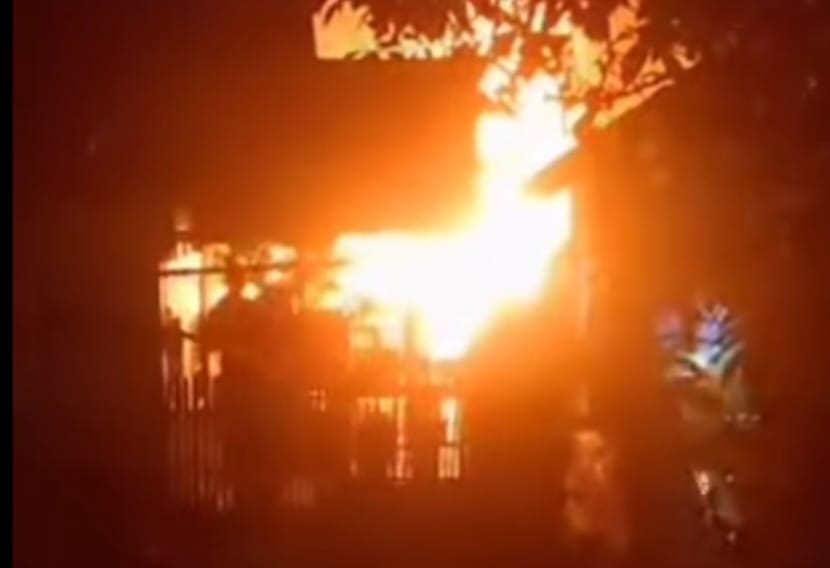 Kondisi saat kobaran api membakar rumah warga Kampung Cisarakan RT 17/04, Desa Bantarsari, Kecamatan Pabuaran, Kabupaten Sukabumi,(FOTO : NANDI/ RADARSUKABUMI)