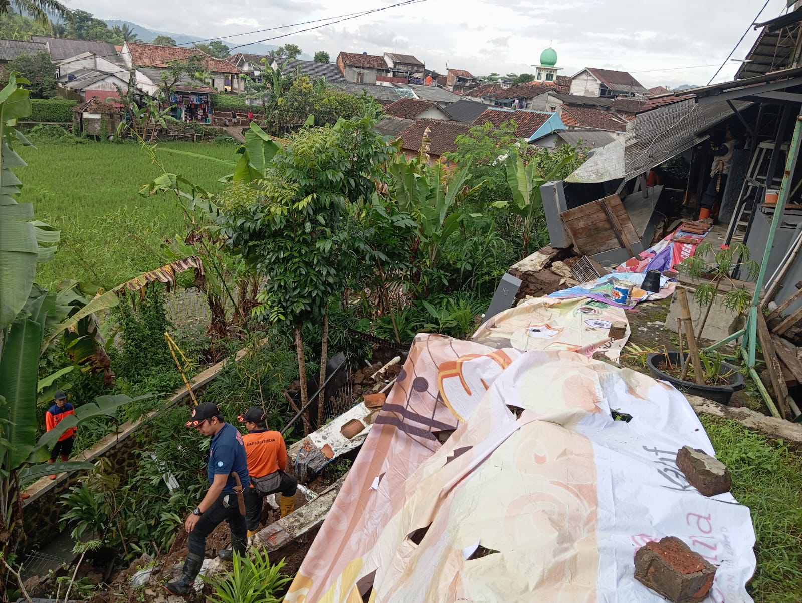EVAKUASI: Sejumlah personel BPBD Kota Sukabumi saat melakukan evakuasi bencana alam di wilayah kerjanya, Jumat (7/3). (FT: IST)