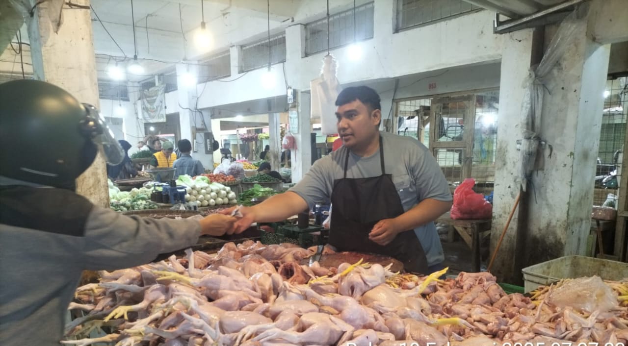 BERJUALAN: Sejumlah pedagang saat melakukan jualan di pasar tradisional Kota Sukabumi, Minggu (2/3). (Foto : ist)