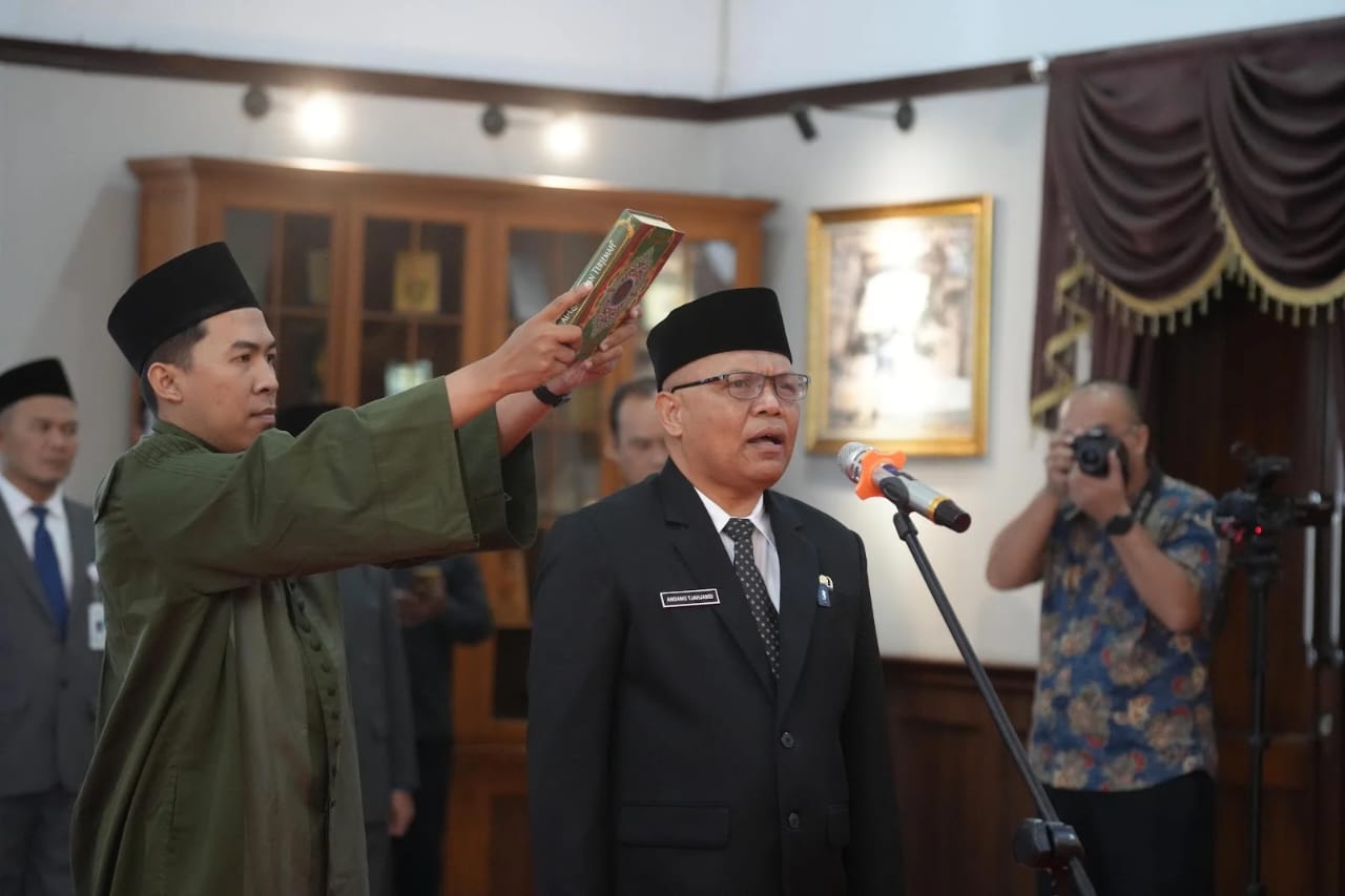 PELANTIKAN: Walikota Sukabumi, Ayep Zaki melantik dan mengambil sumpah jabatan Pj Sekretaris Daerah Kota Sukabumi Andang Tjahjandi di Ruang Utama Balai Kota Sukabumi, Jumat (7/3).(FT: IST)