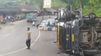 Detik-detik Truk Muatan Udang Terguling di Tanjakan Baeud Warungkiara
