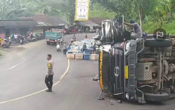 Kondisi truk Hino bermuatan Udang terguling di tanjakan Baeud, Desa/ Kecamatan Warungkiara, Kabupaten Sukabumi. Minggu (2/3/2025). (FOTO :TANGKAPAN LAYAR)