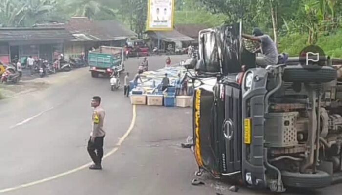 Detik-detik Truk Muatan Udang Terguling di Tanjakan Baeud Warungkiara