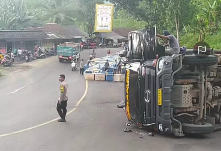 Kondisi truk Hino bermuatan Udang terguling di tanjakan Baeud, Desa/ Kecamatan Warungkiara, Kabupaten Sukabumi. Minggu (2/3/2025). (FOTO :TANGKAPAN LAYAR)