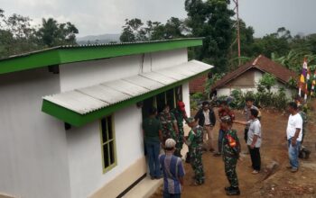 Dandim 0622 Kabupaten Sukabumi Letkol Kav. Andhi Ardana Valeriandra Putra beserta jajaran memberikan kunci dan bantuan ke Siti Maryam.(FOTO : NANDI/ RADARSUKABUMI)