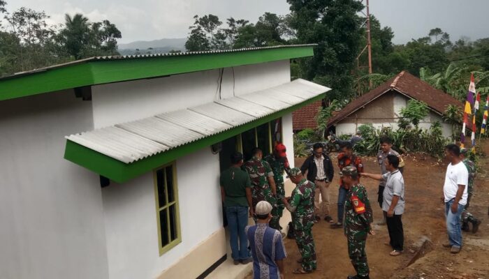 Dandim 0622 Sukabumi Bangun Rumah Tidak Layak Huni Warga Lengkong 
