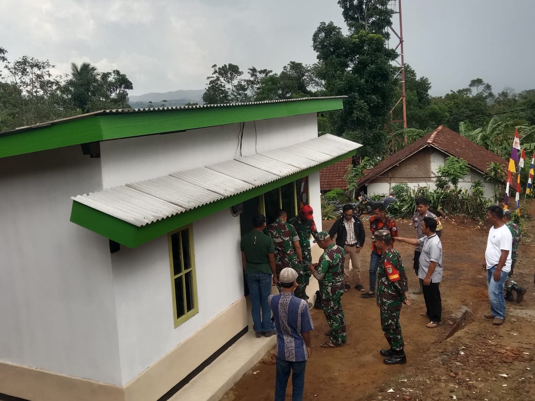 Dandim 0622 Kabupaten Sukabumi Letkol Kav. Andhi Ardana Valeriandra Putra beserta jajaran memberikan kunci dan bantuan ke Siti Maryam.(FOTO : NANDI/ RADARSUKABUMI)