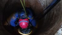 Detik-detik Petugas Damkar Evakuasi Ular Sanca 4 Meter dari Sumur Warga Cikembar 