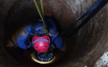 DIEVAKUASI : Petugas Damkar saat mengevakuasi ular sanca di dalam sumur warga di Kampung Nanggerang, RT 006/RW 007, Desa Bojongraharja, Kecamatan Cikembar, Kabupaten Sukabumi.(FOTO : UNTUK RADAR SUKABUMI)