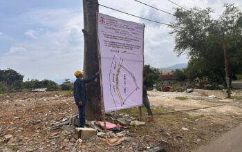 Plang yang terpasang di area Eksekusi lahan seluas 1 hektar lahan.(FOTO : NANDI/ RADARSUKABUMI)