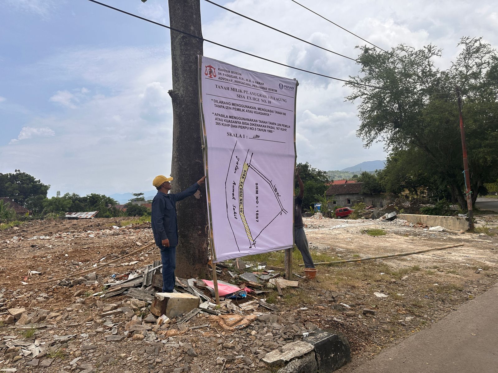 Plang yang terpasang di area Eksekusi lahan seluas 1 hektar lahan.(FOTO : NANDI/ RADARSUKABUMI)