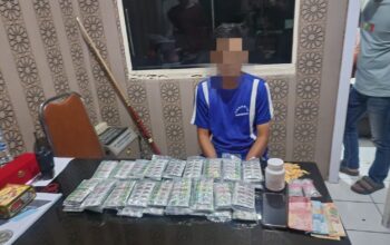 DI AMANKAN: Seorang terduga pelaku pengedar obat keras terbatas saat diamankan jajaran Sat Narkoba Polres Sukabumi Kota, Rabu (5/3).
