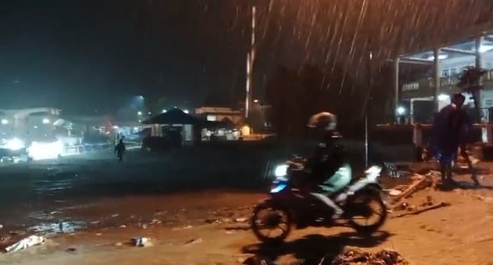 Hujan lebat yang mengguyur wilayah Sukabumi pada Kamis malam (6/3/2025) telah menyebabkan sejumlah titik mengalami bencana banjir, salah satunya di wilayah Cangehgar, Palabuhanratu.