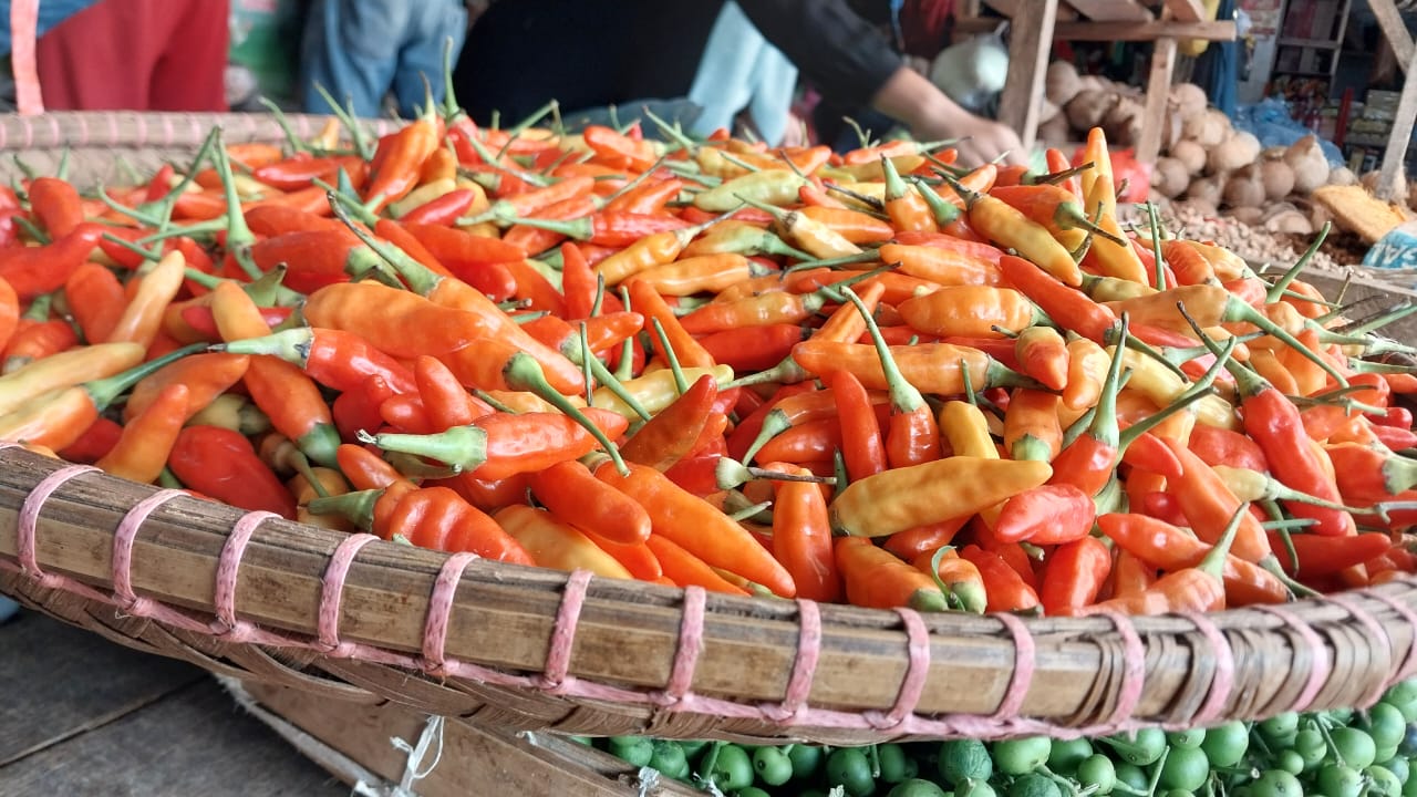 Suasana para pedagang di pasar semi modern Palabuhanratu, kabupaten Sukabumi.(FOTO : NANDI/ RADARSUKABUMI)
