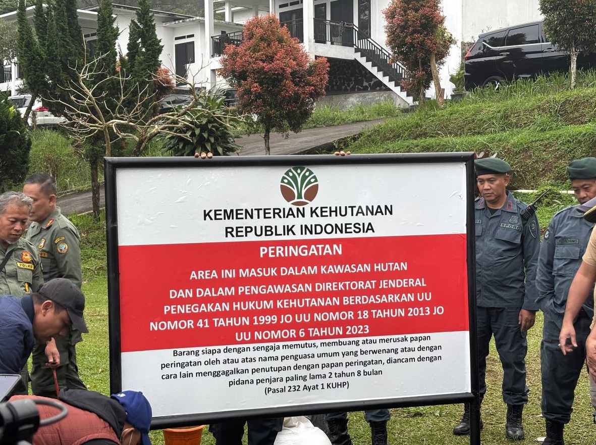 Kemenhut dan Kementerian ATR-BPN menertibkan sejumlah bangunan dan aktivitas yang melanggar ketentuan kehutanan.