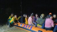 Potret Anggota Yon Armed 13/Nanggala Kostrad Evakuasi Puluhan Warga Penyintas Banjir 