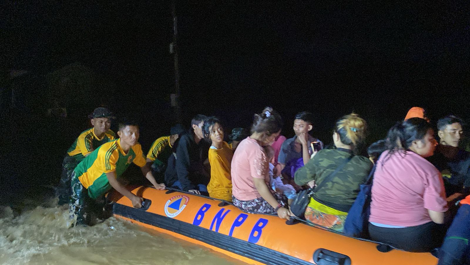 DIEVAKUASI : Petugas Yonarmed 13/Nanggala Kostrad, saat mengevakuasi korban banjir di Perumahan Pratama Indah Residence, tepatnya di Kampung Sumur Tujuh, RT 06/RW 05, Desa Bojong, Kecamatan Cikembar, Kabupaten Sukabumi pada Jumat (07/03).(FOTO : UNTUK RADAR SUKABUMI)