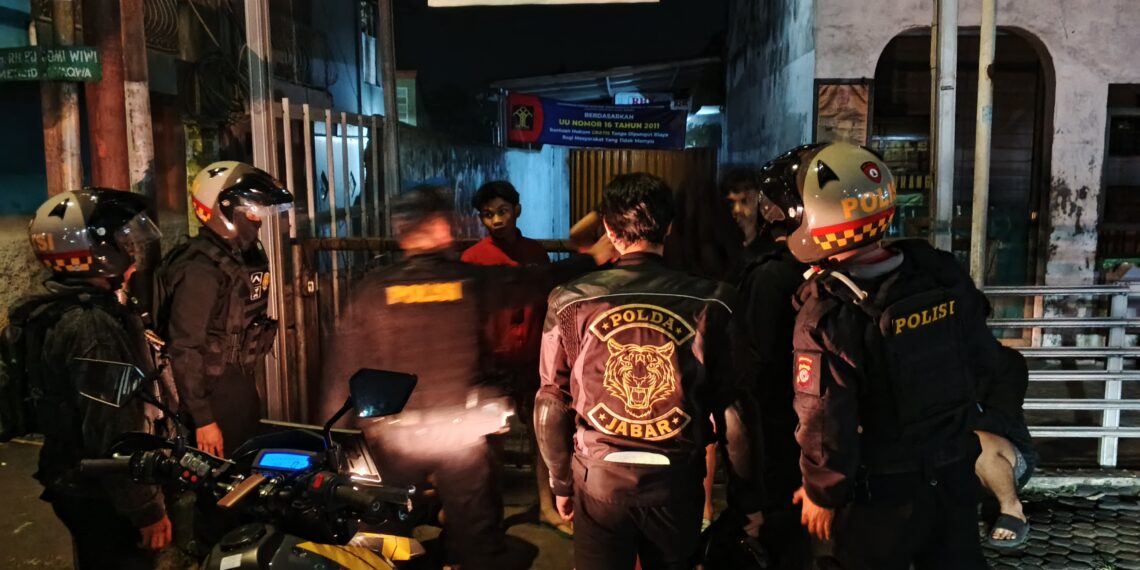 DIAMANKAN: Tim Macan Bintana Polres Sukabumi Kota mengamankan 10 remaja yang diduga hendak melakukan aksi perang sarung di sekitar Jalan Nyomplong Kecamatan Warudoyong dan Jalan Pemuda Kecamatan Citamiang, Minggu (2/2).(FT: IST)