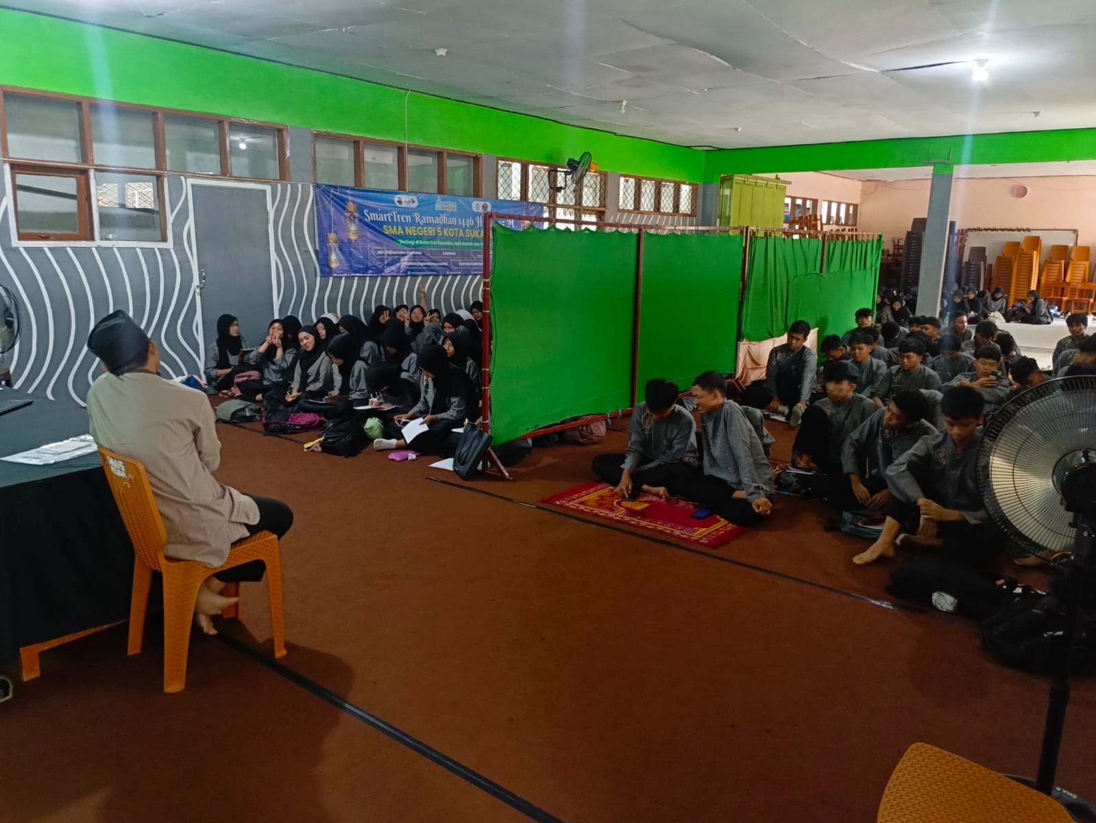 Dalam rangka menumbuhkan budi pekerti dan membiasakan amaliyah Ramadhan, SMAN 5 Kota Sukabumi kembali menggelar kegiatan Smarttren Ramadhan.