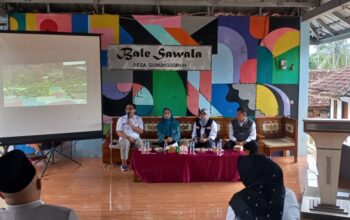 Petugas DP3A Kabupaten Sukabumi, saat menggelar rapat persiapan lomba P2WKSS tahun 2025 tingkat Jabar di Bale Sawala, tepatnya di Kampung Cikarang, Desa Gunungguruh, Kecamatan Gunungguruh, Kabupaten Sukabumi, belum lama ini.