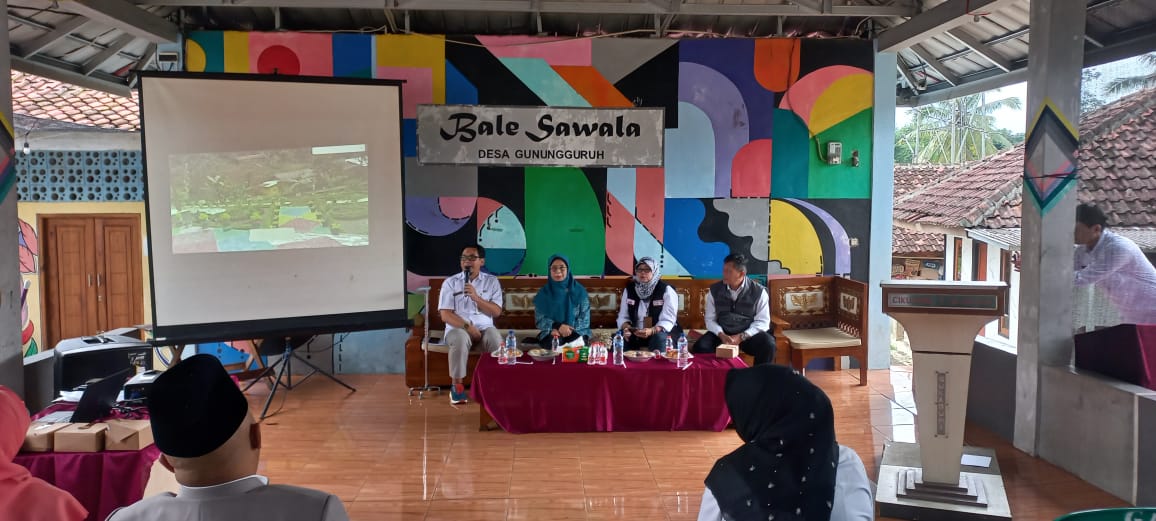 Petugas DP3A Kabupaten Sukabumi, saat menggelar rapat persiapan lomba P2WKSS tahun 2025 tingkat Jabar di Bale Sawala, tepatnya di Kampung Cikarang, Desa Gunungguruh, Kecamatan Gunungguruh, Kabupaten Sukabumi, belum lama ini.