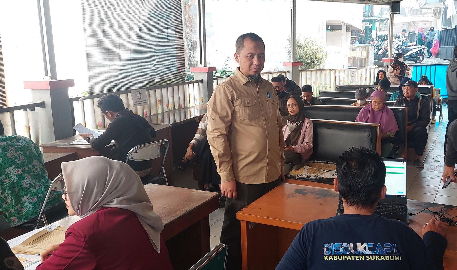Kepala Disdukcapil Kabupaten Sukabumi, Amir Hamzah saat meninjau pelayanan kepada masyarakat untuk mengurus dokumen kependudukan.