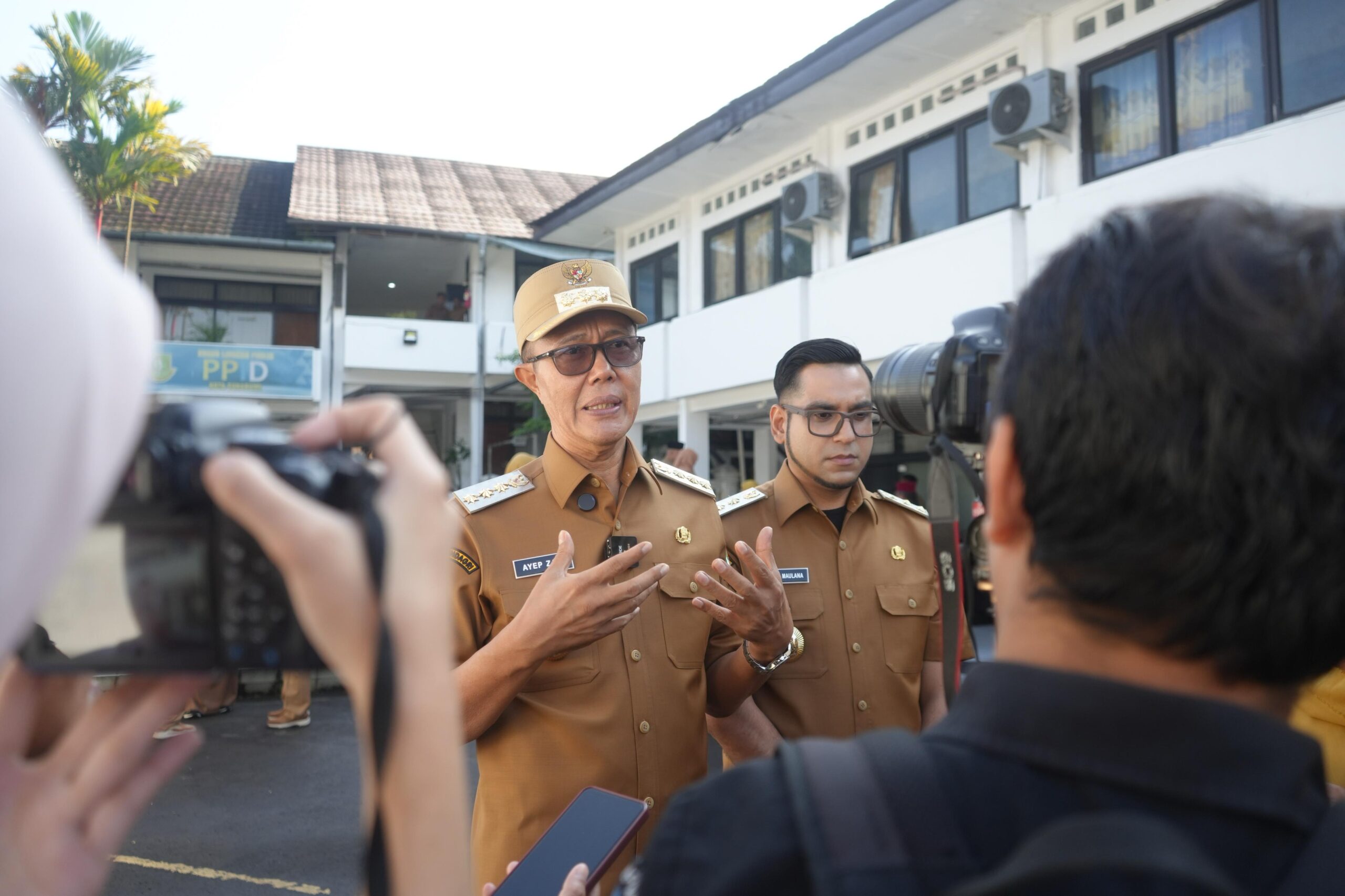 PIMPIN APEL: Walikota Sukabumi Ayep Zaki saat memimpin apel perdana di Lapang Apel Setda Kota Sukabumi, Senin (3/3/2025).