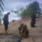 Personel UPTD Dinas PU Wilayah Sagaranten saat melakukan pengerjaan pengerasan jalan Cikaso - Ciguyang di Kampung Ciguha, Desa Mekarsari, Kecamatan Sagaranten.(FOTO : UNTUK/ RADARSUKABUMI)