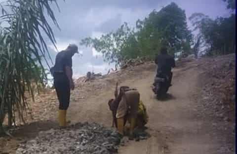 Personel UPTD Dinas PU Wilayah Sagaranten saat melakukan pengerjaan pengerasan jalan Cikaso - Ciguyang di Kampung Ciguha, Desa Mekarsari, Kecamatan Sagaranten.(FOTO : UNTUK/ RADARSUKABUMI)