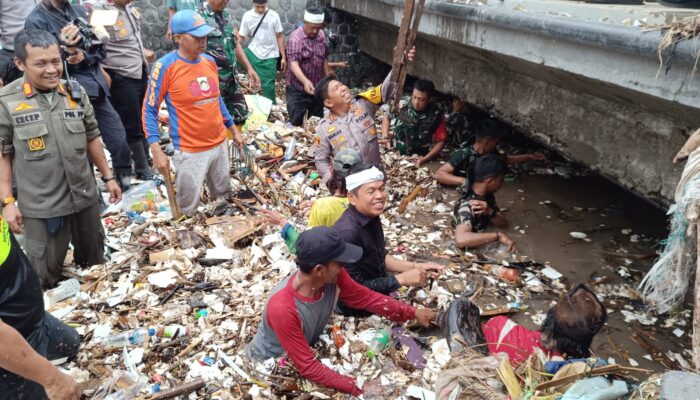Potret Gubernur Jabar Dedi Mulyadi Terjun ke Sungai Bersihkan Sampah, Bukan Sekedar Memantau Bencana!