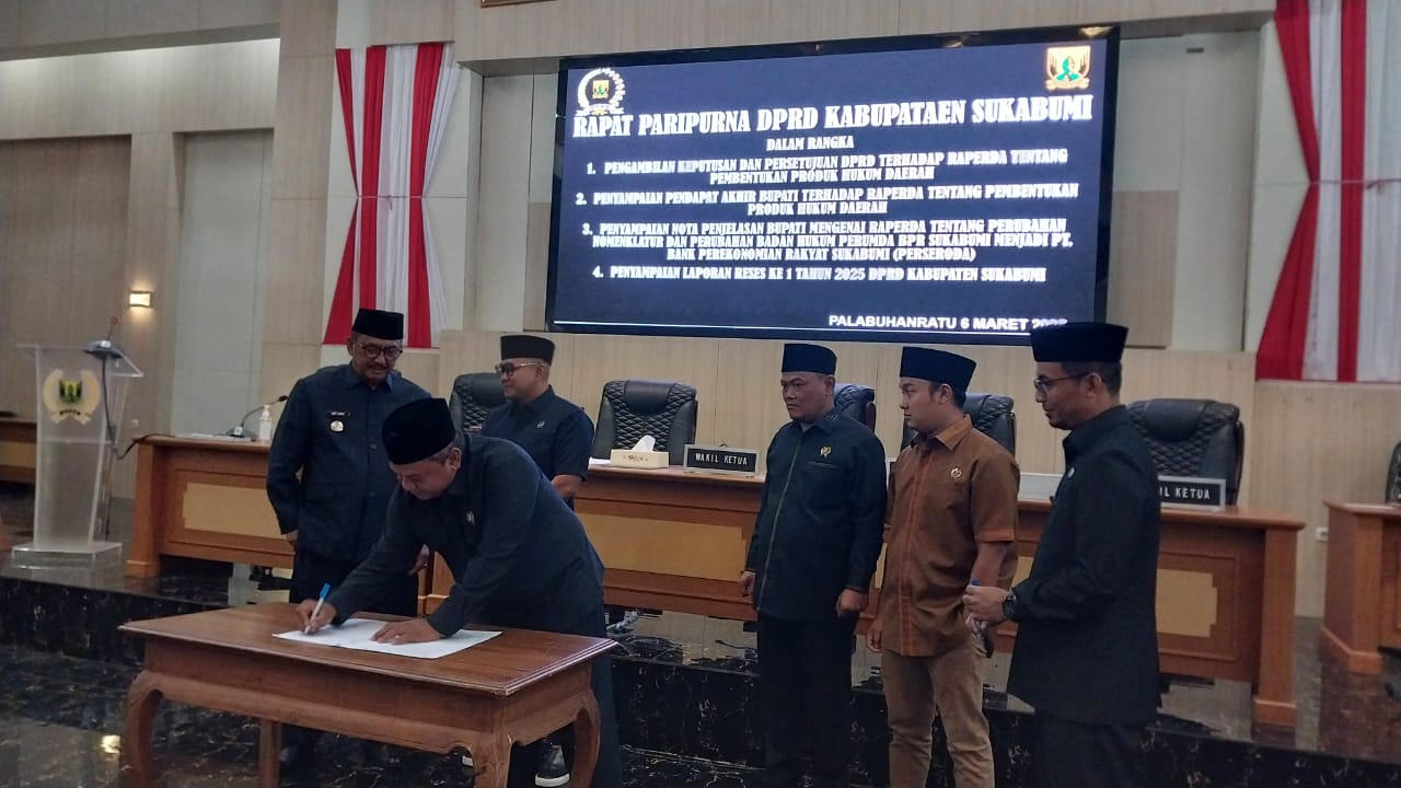 Penandatanganan berita acara persetujuan raperda tentang produk hukum.
