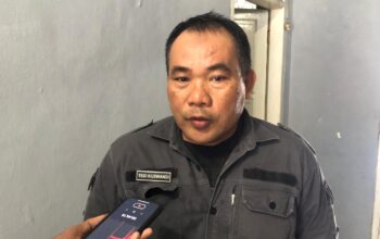 DIWAWANCARAI : Kabid HI pada Disnakertrans Kabupaten Sukabumi, Tedi Kuswandi saat diwawancarai Radar Sukabumi.(FOTO : DENDI/RADAR SUKABUMI)