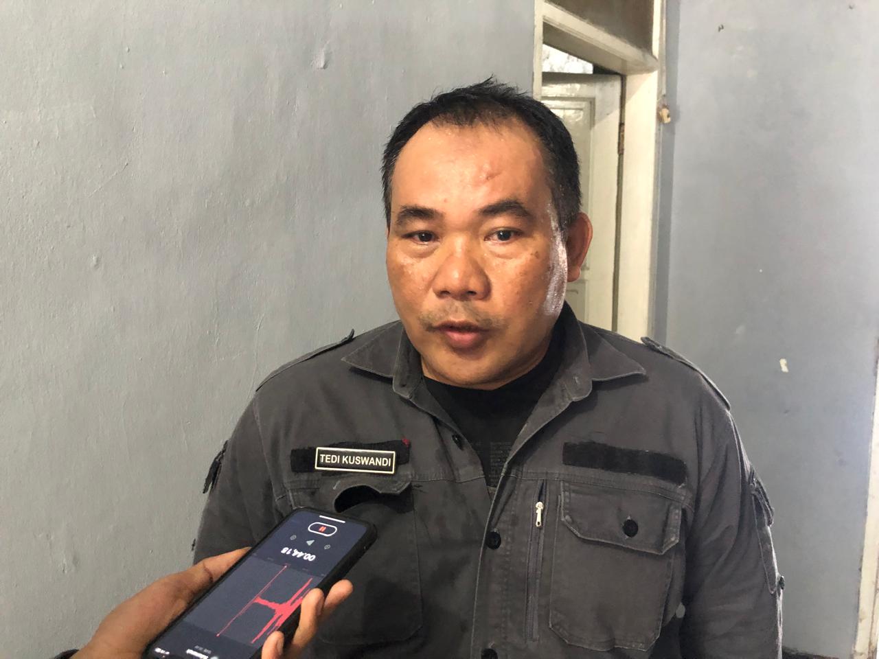 DIWAWANCARAI : Kabid HI pada Disnakertrans Kabupaten Sukabumi, Tedi Kuswandi saat diwawancarai Radar Sukabumi.(FOTO : DENDI/RADAR SUKABUMI)